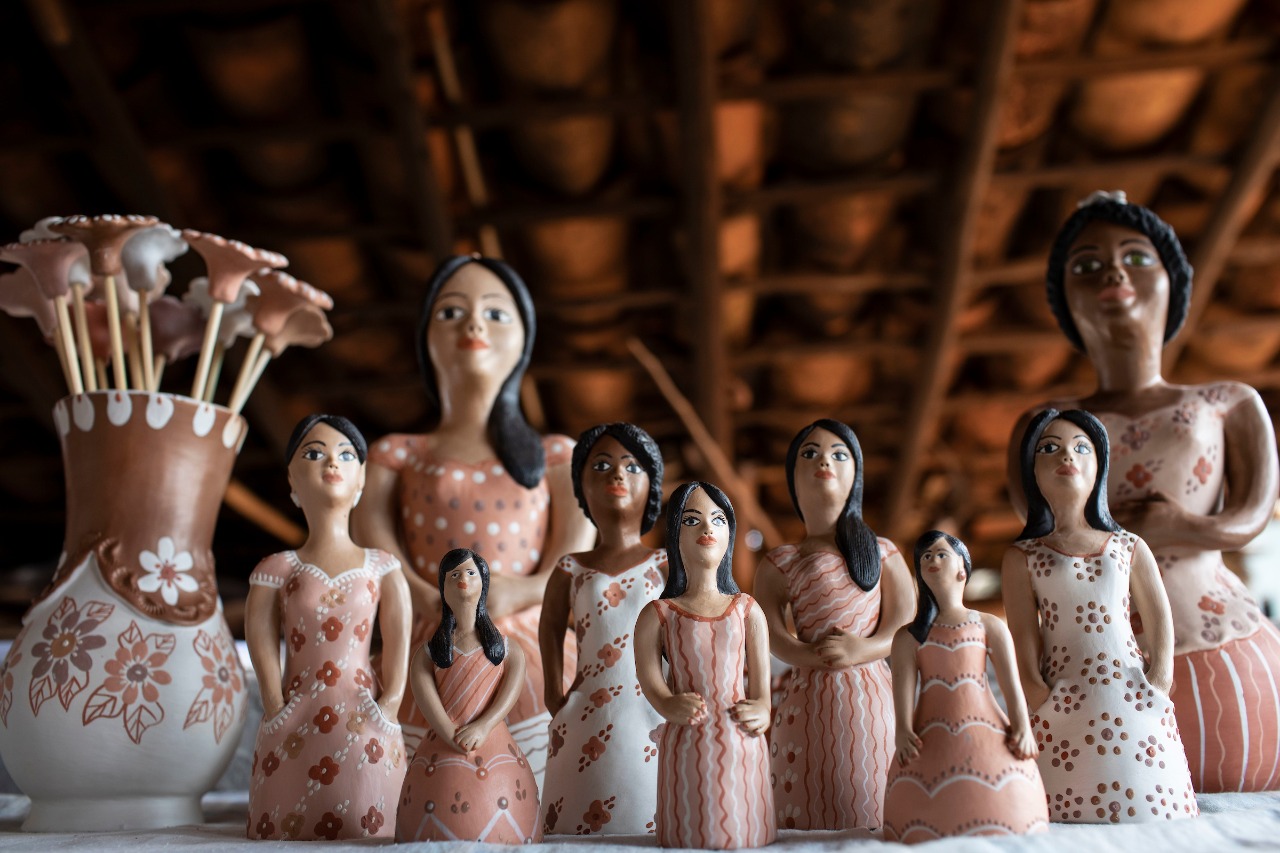 Exposição de moringas e figuras nobres de cerâmica